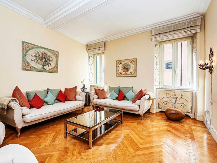 Appartamento con 6 locali in vendita in Via Giulia, Roma