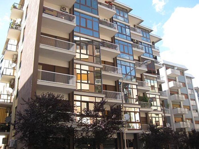 Appartamento con 6 locali in vendita in Via Nicola Serra, Centro, Cosenza