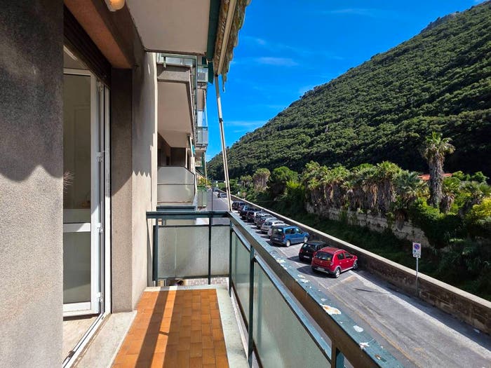 Appartamento bilocale in vendita in Viale Dante Alighieri, Centro, Finale Ligure