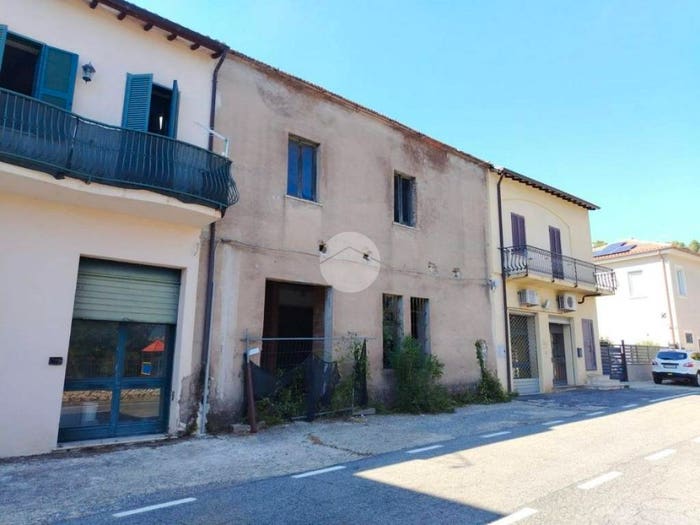 Casa trilocale in vendita in Viale Guglielmo Marconi, Centro, Montebuono