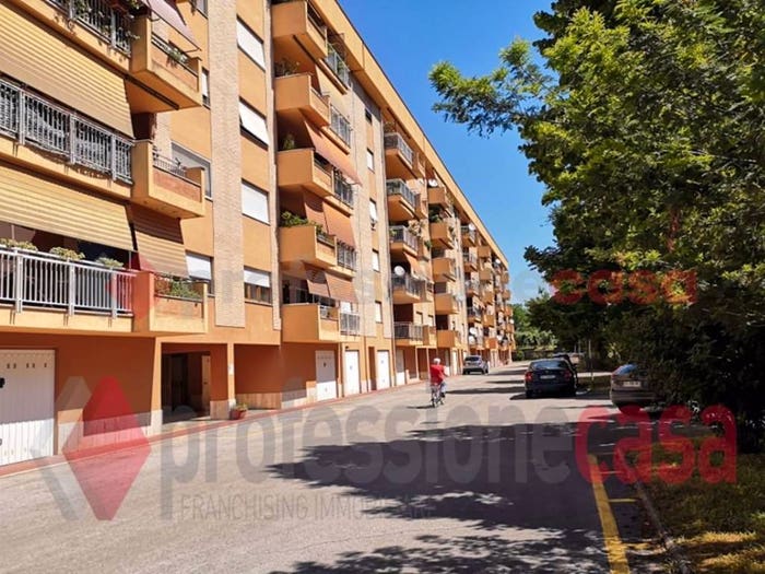 Appartamento con 6 locali in vendita in Piazza Padre Pio, Tribunale, Frosinone