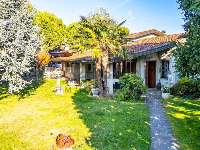Casa quadrilocale in vendita in Via Gran Sasso, Locate Varesino