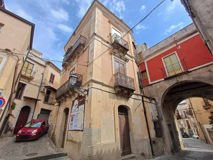 Casa con 6 locali in vendita in Via Regina Margherita, Caulonia
