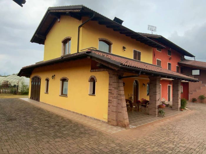 Casa con 6 locali in vendita in Frazione Palazzasso, Caraglio