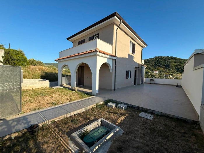 Casa quadrilocale in vendita in Via Torre Mangoni Case Bianche, Torchiara