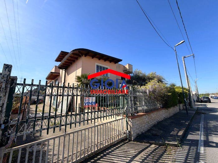 Casa con 6 locali in vendita in Viale Europa, Cancello ed Arnone