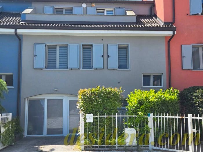Casa con 6 locali in vendita in Viale dei Glicini, Villaggi, Castelletto Sopra Ticino