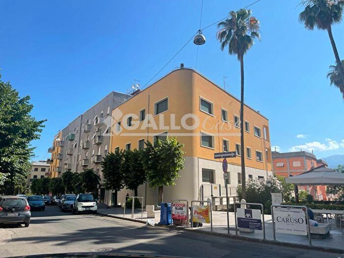 Appartamento con 6 locali in vendita in Via Calabria, Centro, Cosenza