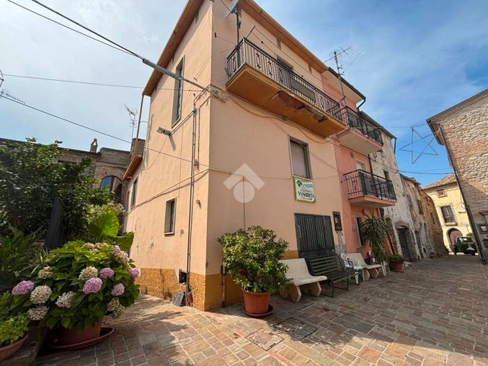 Casa trilocale in vendita in Piazza Portella, Castellalto