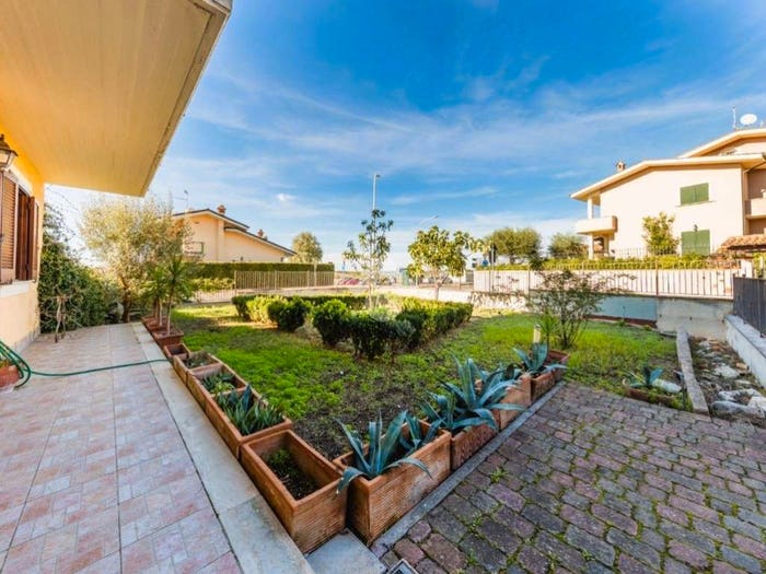Appartamento quadrilocale in vendita in Via GB Caracciolo, Centro, Mentana