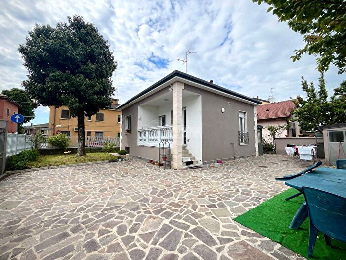 Casa trilocale in vendita in Via Giosuè Carducci, Centro, Zelo Buon Persico