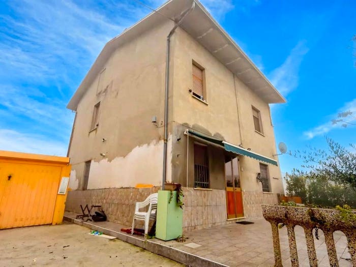 Casa quadrilocale in vendita in Via Davanti, Mirandola