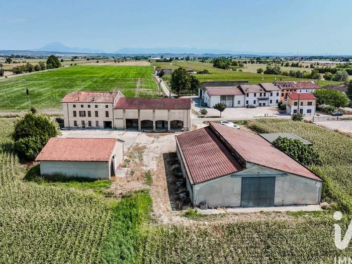 Casa con 6 locali in vendita in Via Tezze, Tezze Di Ceresara, Ceresara