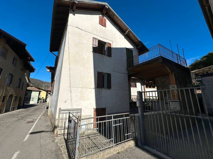 Casa quadrilocale in vendita in Via Ulisse Bellora, Centro, Cene