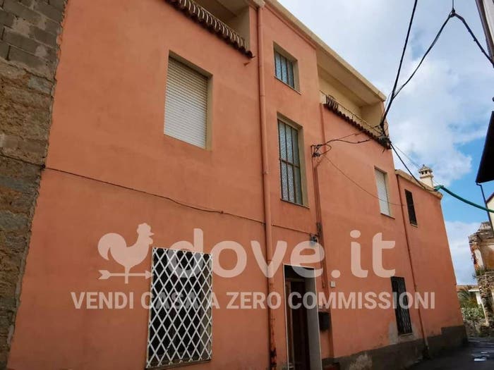 Casa con 5 locali in vendita in Via Nazario Sauro, Oliena