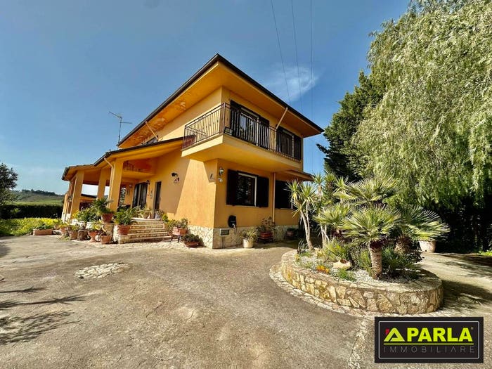 Casa con 6 locali in vendita in Viale Giudice Antonino Saetta, Canicattì