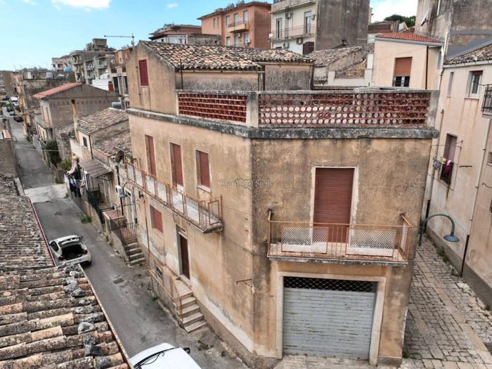 Casa trilocale in vendita in Via Vincenzo Cinquattotto, Modica Bassa, Modica