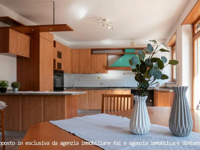Casa con 6 locali in vendita in Via Dell'Adige Vecchio, Roverè della Luna