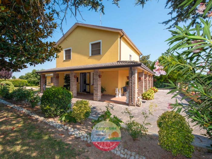 Casa con 6 locali in vendita in Piazza Unità d'Italia, Centro, Jolanda di Savoia