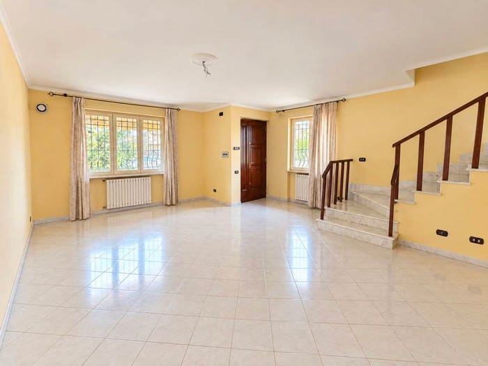 Casa con 5 locali in vendita in Giove