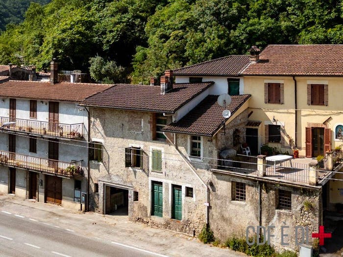 Casa quadrilocale in vendita in Via Cicolano, Rieti