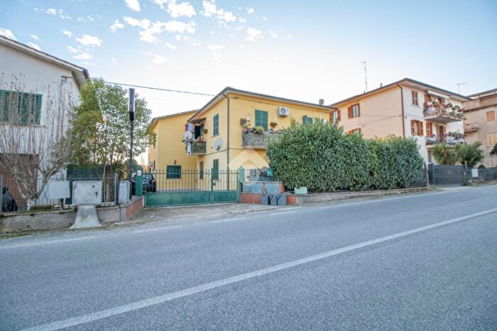 Appartamento trilocale in vendita in Via Lambruschina Sud, Stimigliano