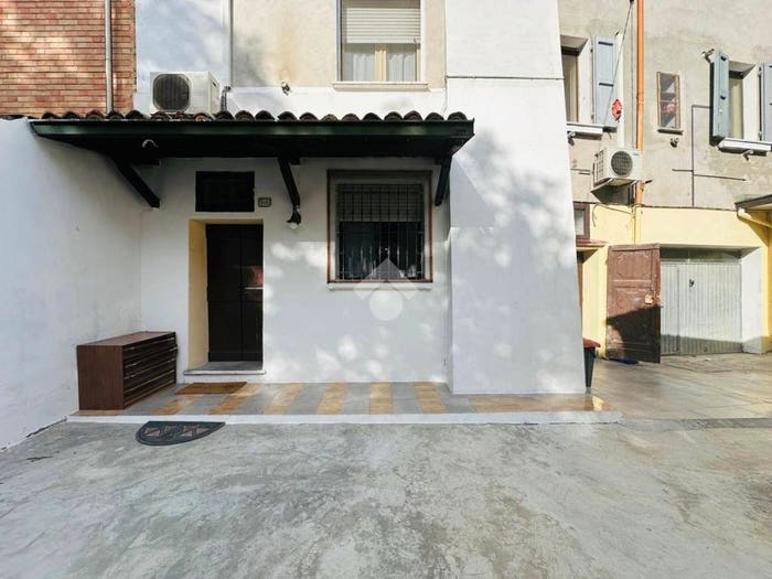 Casa con 6 locali in vendita in Viale Dante Alighieri, Centro, Castelnovo di Sotto