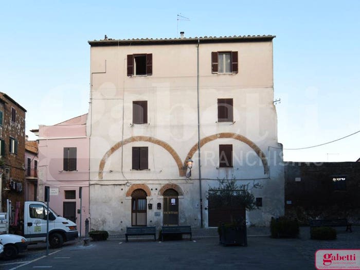 Appartamento trilocale in vendita in Piazza San Clemente, Centro, Civita Castellana