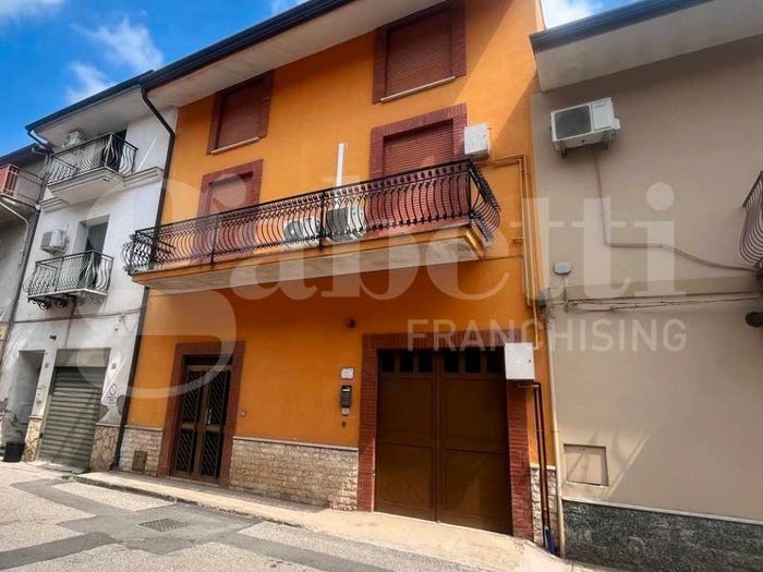Casa con 6 locali in vendita in Via Cales, Calvi Risorta