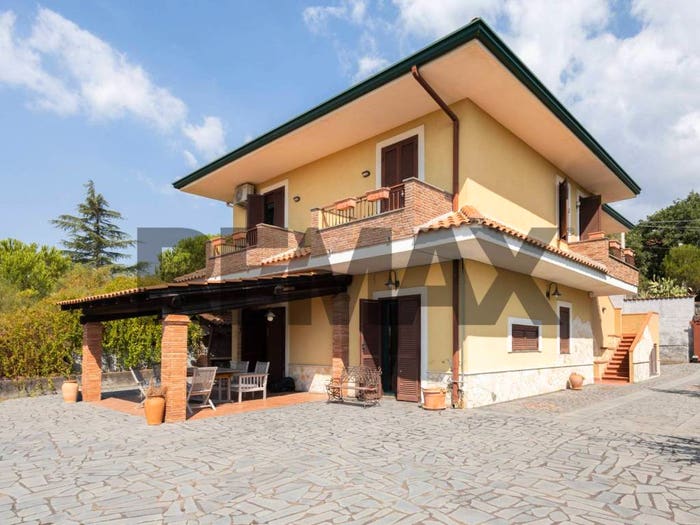 Casa con 6 locali in vendita in Via Sicilia, Nicolosi