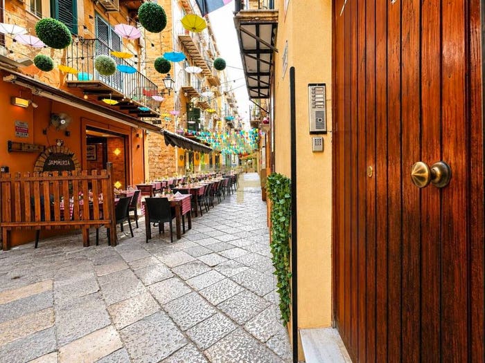 Appartamento con 6 locali in vendita in Via Orologio, Castellammare, Palermo
