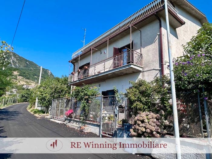 Appartamento trilocale in vendita in Via della Lesca, Collegiove