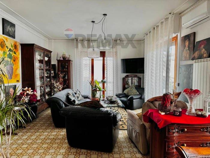 Appartamento con 6 locali in vendita in Viale Diaz, Città, Montevarchi