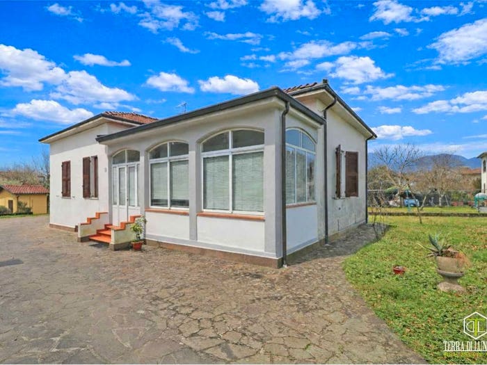 Casa con 6 locali in vendita in Centro, Filattiera