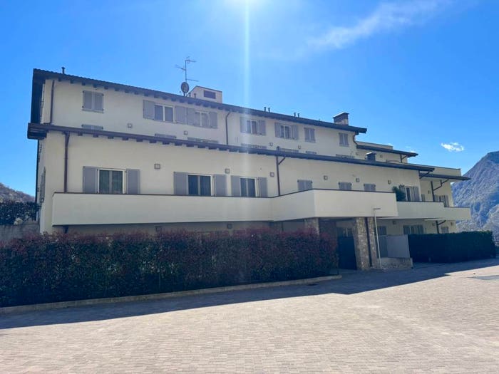 Appartamento trilocale in vendita in Via castello, Canzo