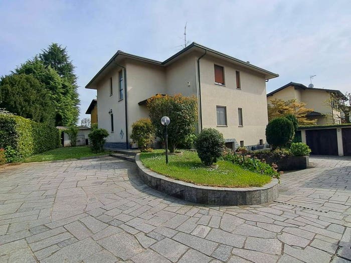 Casa con 6 locali in vendita in Via Giannino Barbieri, Centro, Gazzada Schianno