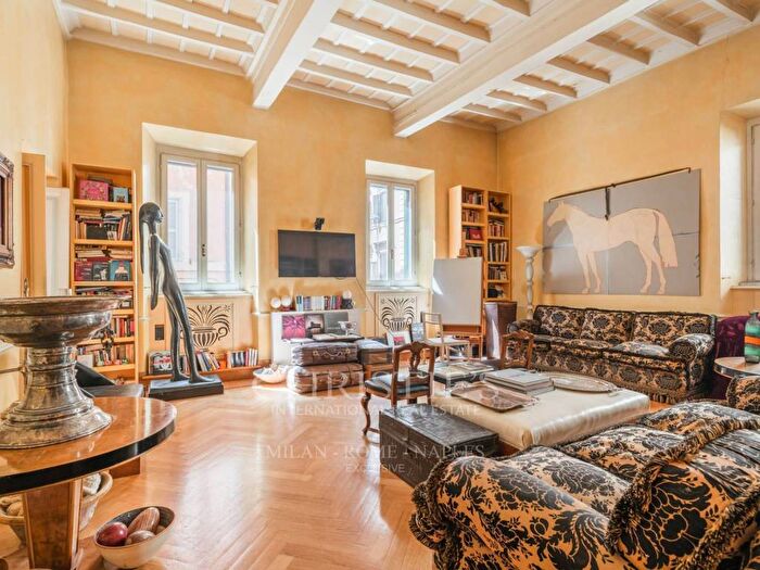 Appartamento trilocale in vendita in Via della Croce, Spagna, Roma