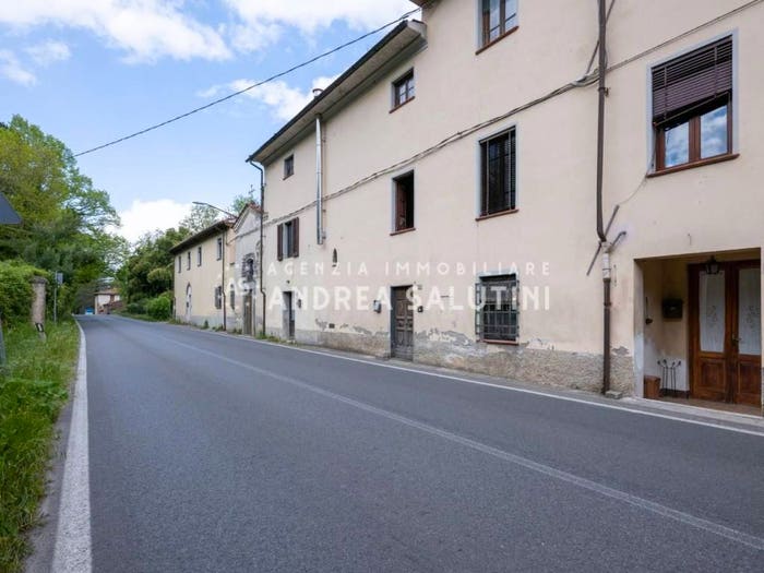 Casa con 6 locali in vendita in Via Cristoforo Colombo, Buti