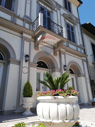 Casa con 13 locali in vendita in Via XX Settembre, Viareggio