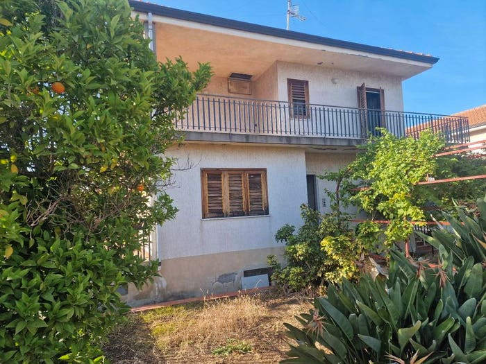 Casa con 6 locali in vendita in Via Piersanti Mattarella, Centro, Riposto