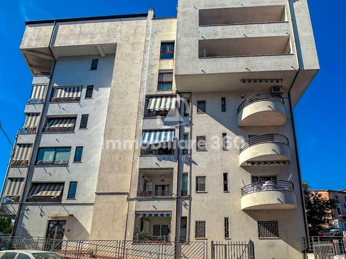 Appartamento con 5 locali in vendita in Via Raffaele Coscarella, Stadio Città, Cosenza