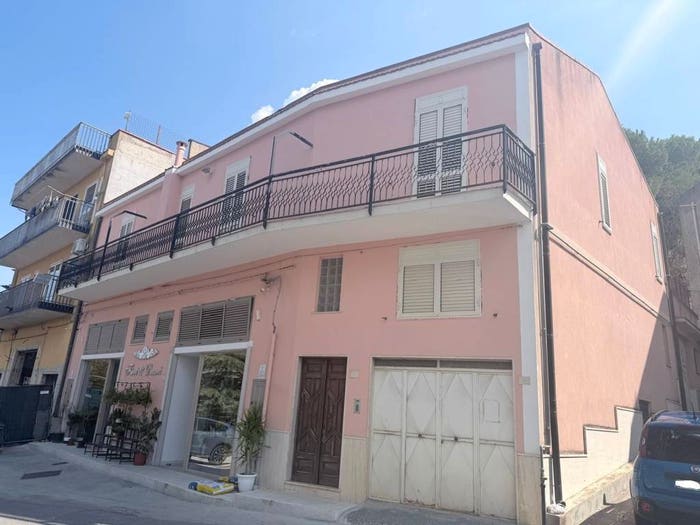 Appartamento con 6 locali in vendita in Via Centimoli Case Popolari, Alia