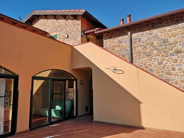 Casa con 6 locali in vendita in Camporosso