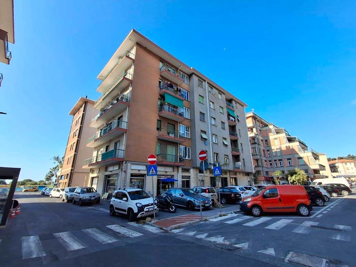 Appartamento trilocale in vendita in Via Paolo Gibelli, Porto Maurizio, Imperia