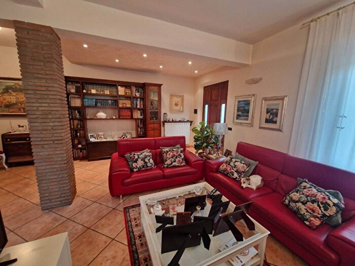 Appartamento con 6 locali in vendita in Via Taro, Chiesanuova, Prato