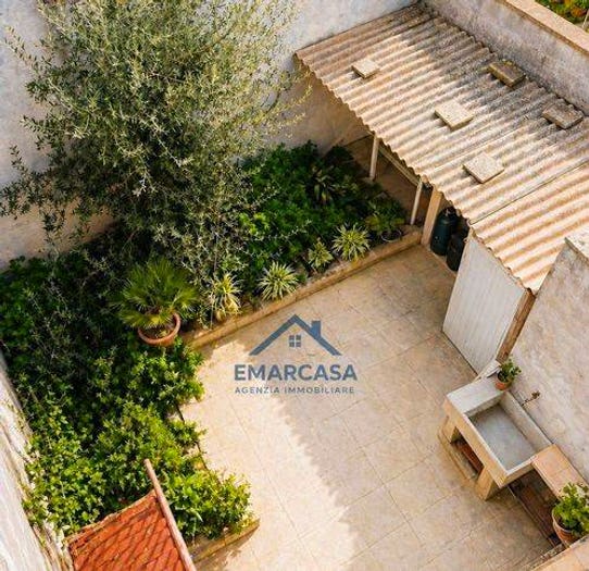 Appartamento con 6 locali in vendita in Via Catumerea, Martano