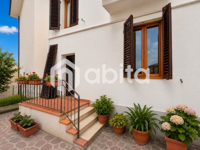 Appartamento con 6 locali in vendita in Viale Armando Diaz, Città, Montevarchi