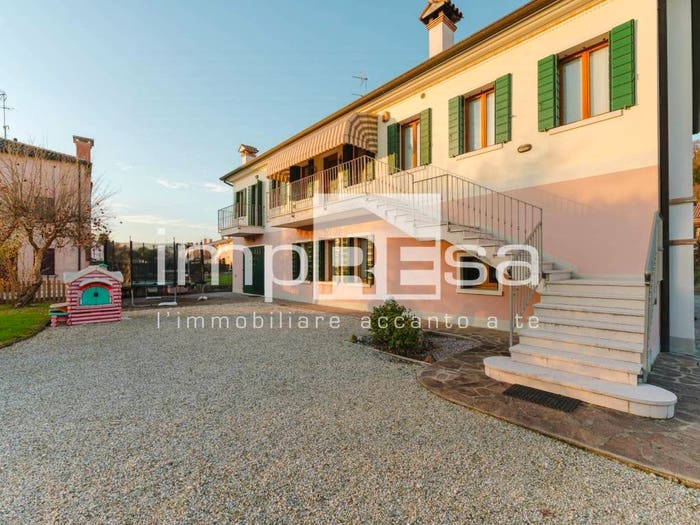 Casa con 6 locali in vendita in Via Aglaia Anassillide, Centro, Montebelluna