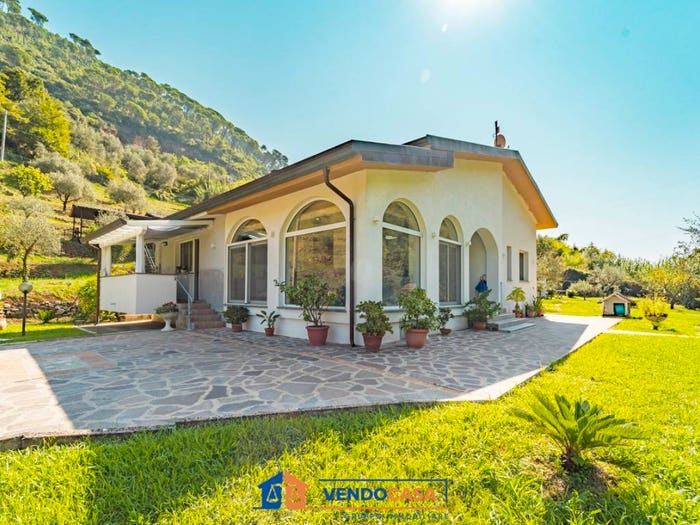Casa quadrilocale in vendita in Via Giovan Pietro Vitali, Mirteto, Massa