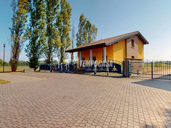 Casa quadrilocale in vendita in Via la Badia, Bagnolo in Piano